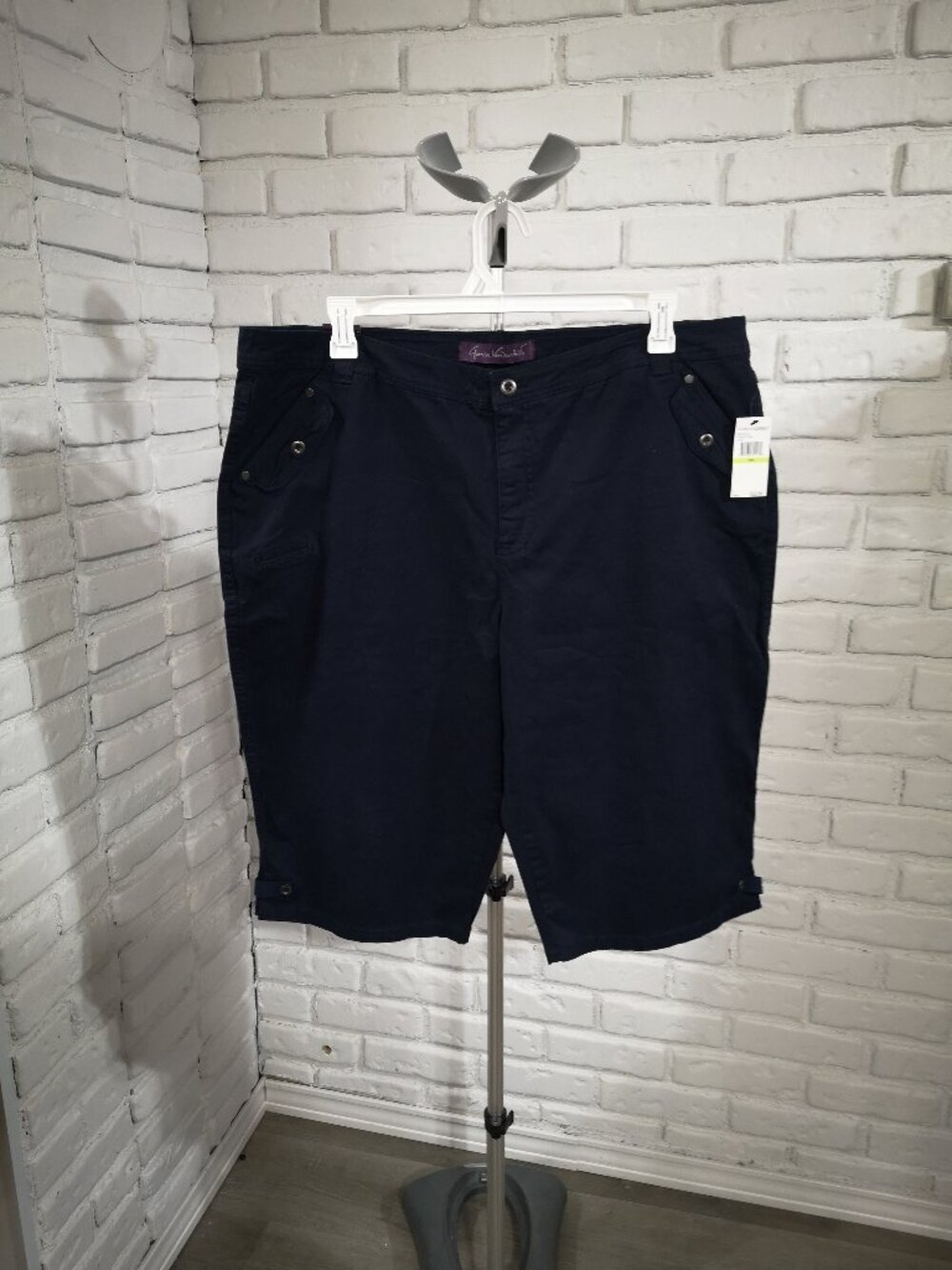 NWT Gloria Vanderbilt Ladies 18W Navy Zipper & Button Closure Katniss Shorts